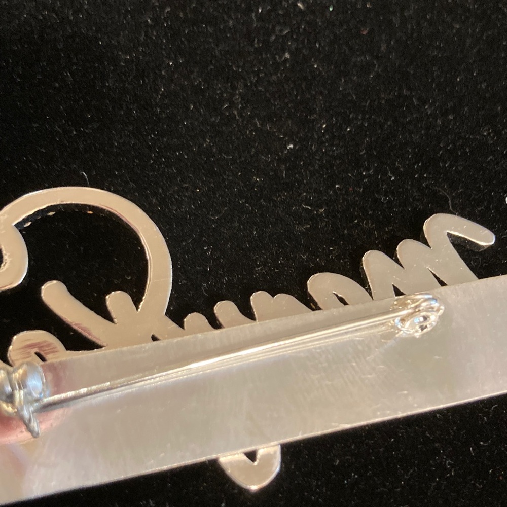 Mary Kay commemorates sellers with this fashion silvertone brooch. Clear stones - Picture 3 of 5